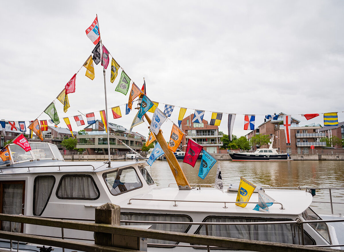 Boot mit Fahnen