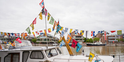 Boot mit Fahnen