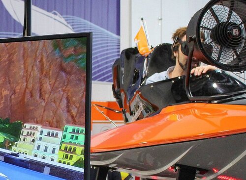 Simulator auf der Boot Messe Rennboot