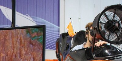 Simulator auf der Boot Messe Rennboot