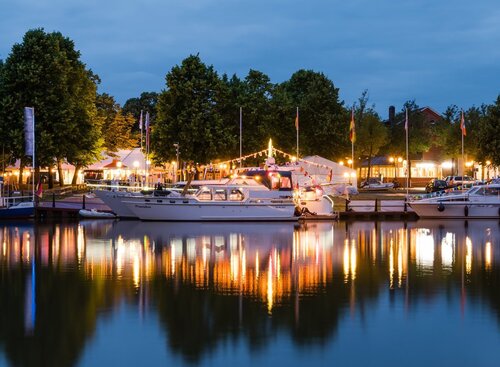 Tourenskipper am Steg bei Dämmerung 